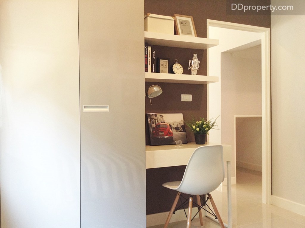 บิลท์อินตู้เสื้อผ้า และโต๊ะอ่านหนังสือไว้เป็นไอเดีย