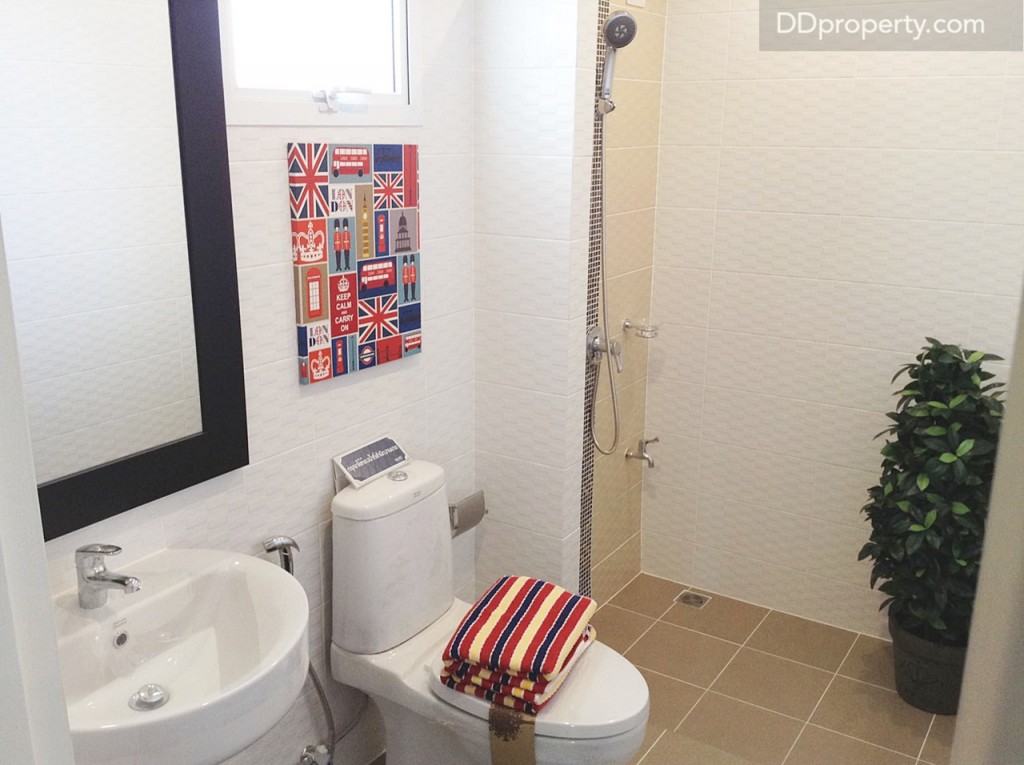 ภายในห้องน้ำมีทั้งส่วนเปียก และส่วนแห้ง พร้อมหน้าต่างบานกระทุ้ง 1 จุด