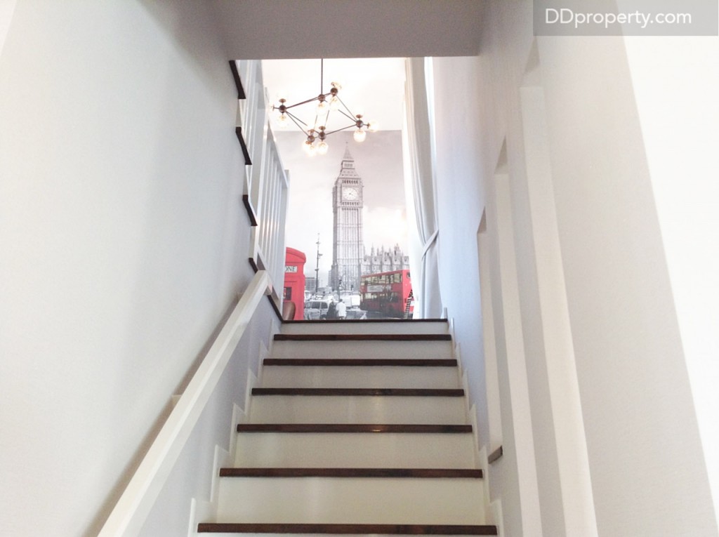 เดินขึ้นบันไดไปยังชั้น 2