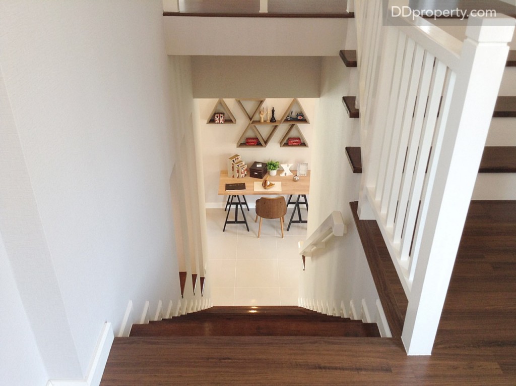 จากบันไดมองย้อนลงมาสามารถมองเห็นโต๊ะทำงานได้