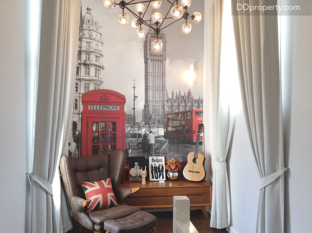 บริเวณโถงบันได มีพื้นที่อเนกประสงค์สูงจากพื้นถึงเพดานถึง 3 ม. จัดวางเป็นมุมพักผ่อนสไตล์อังกฤษไว้เป็นไอเดีย เหมือนเป็นชานพักเพื่อเดินขึ้นไปยังห้องนอนอีกสเต็ปหนึ่ง