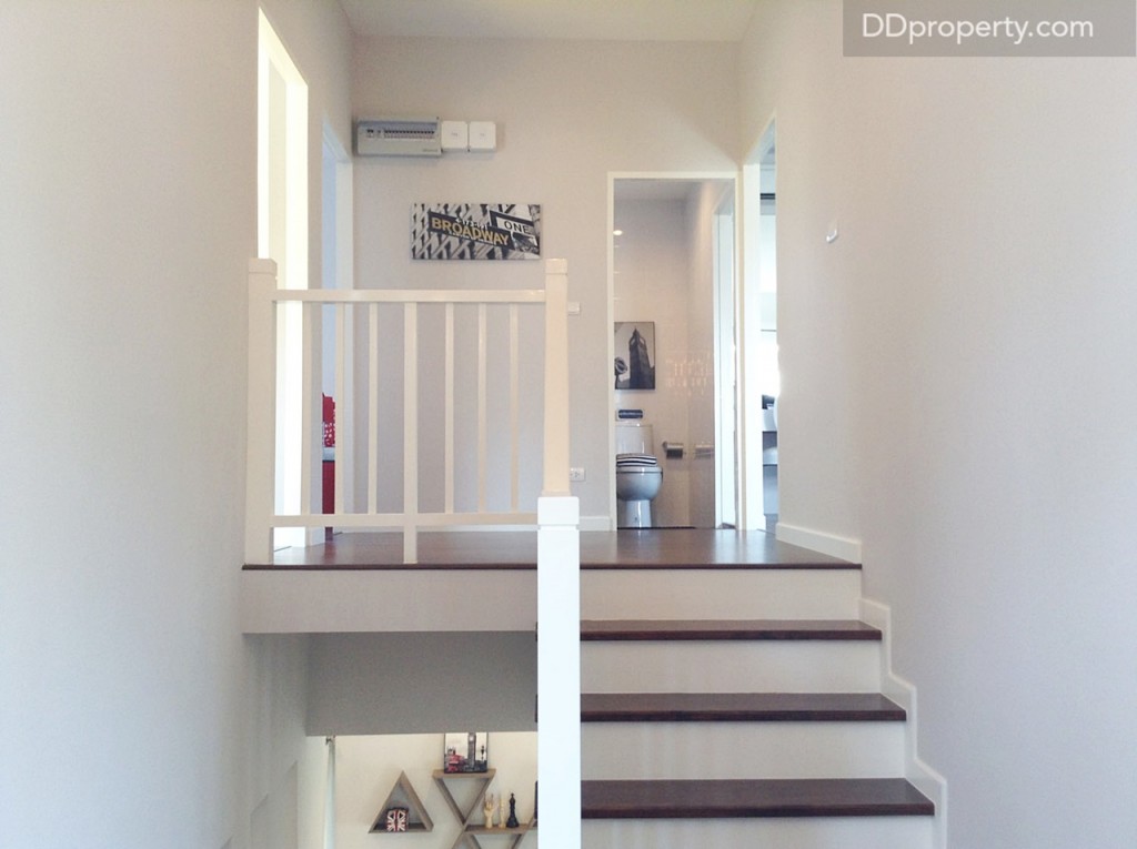 บันไดเชื่อมต่อไปยังห้องนอน และห้องน้ำ