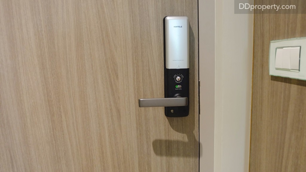 ประตูที่ทางโครงการให้จะเป็นประตูที่ทำจากไม้ engineered wood ที่มีระบบ digital doorlock ใส่ password