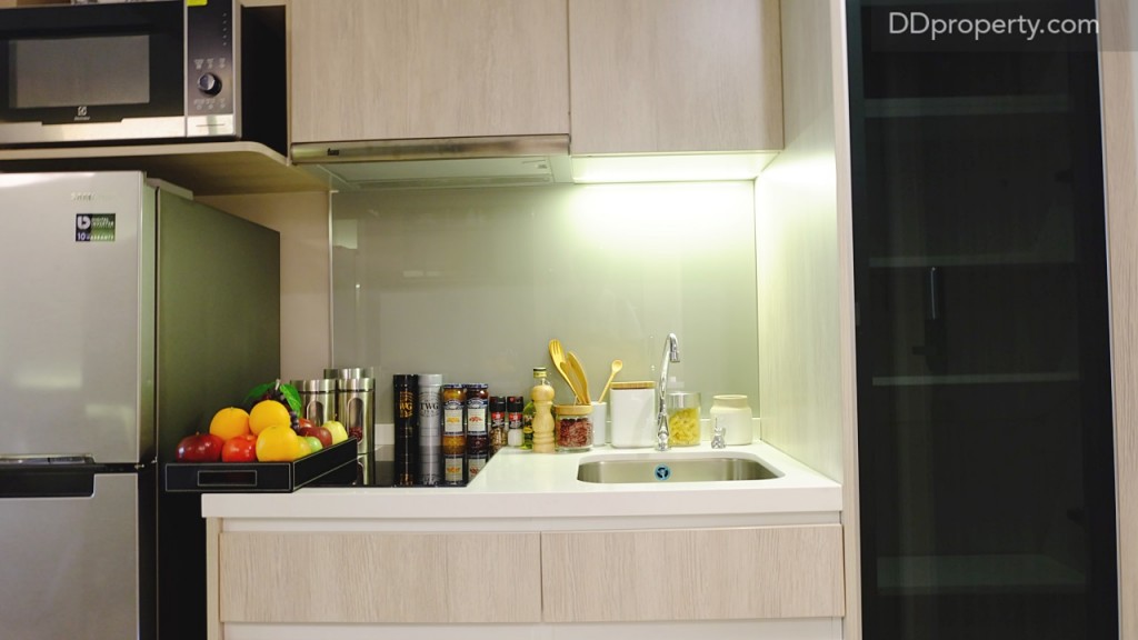 ทางฝั่งซ้ายมือจะเป็นส่วนของงานบิ้ลท์อินครัวที่โครงการทำมาให้ (เครื่องใช้ไฟฟ้าไม่ได้รวมอยู่ในของแถม)