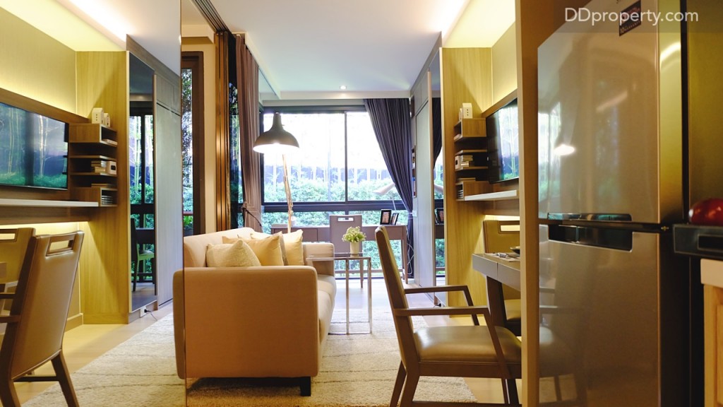 มุมมองภายในห้องเมื่อเปิดประตูเข้ามา ตรงหน้าจะเป็นโซน dining และ living ข้างในสุดจะเป็นห้องทำงานในขณะเดียวกันยังเป็นโซนที่ทางโครงการติดตั้งงานบิ้ลท์อินที่เป็นทั้งตู้เสื้อผ้าและเตียงพับเก็บได้ในตู้เดียวกัน สำหรับจัดเป็นที่นอนเสริมสำหรับแขกได้ ซ้ายมือจะเป็นส่วนของห้องนอนและห้องน้ำ