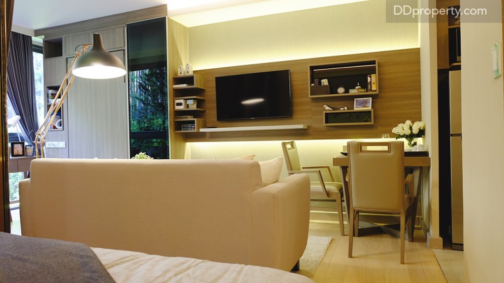 โซน living ผสม dining งานบิลท์อินตรงผนังและเฟอร์ฯโต๊ะทานอาหารโครงการแถมให้มา รวมถึงโซฟา 3 ที่นั่งแบรนด์ Starmart ด้วยเช่นกัน