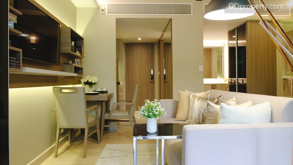 ตรงส่วนผสมกันระหว่างโซน living และ dining จะมีขนาดประมาณ 3*2 เมตร/สาเหตุที่ทำให้เพดานดูโล่ง (2.7 m ceiling height) คือระบบไฟที่ถูกวางไว้ผนังห้องสองข้างแทนที่จะเป็นบนฝ้าเพดาน