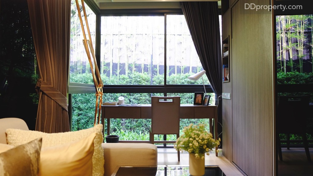 โซนข้างในจะเป็นพื้นที่อเนกประสงค์ซึ่งโครงการแต่งเป็นห้อทำงาน (โต๊ะทำงานส่วนนี้ไม่ได้แถมให้)