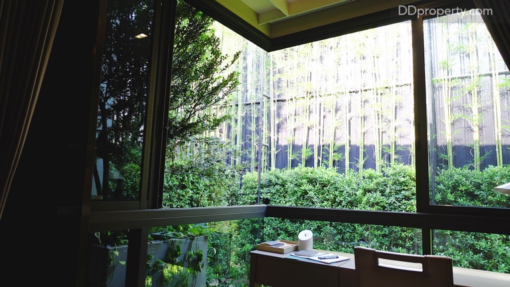 อย่างที่กล่าวไปในส่วนของบทวิเคราะห์โครงการตรงส่วนของหน้าต่างห้องจะเป็นแบบ Bay Windows ซึ่งสามารถเปิดได้ทั้ง 2 ฝั่งมุมช่วยเพิ่ม range ความกว้างเมื่อเปิดรับโอโซนจากต้นไม้บริเวณระเบียงเข้ามา