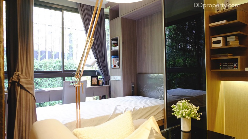 จุดเดียวกันนี้ยังเป็นจุดที่ทางโครงการแถมงานบิ้ลท์อินตู้ที่สามารถพับเก็บเตียงเพื่อรองรับแขกที่มาค้างคืนได้ (ขนาดเตียง 3 ฟุต)