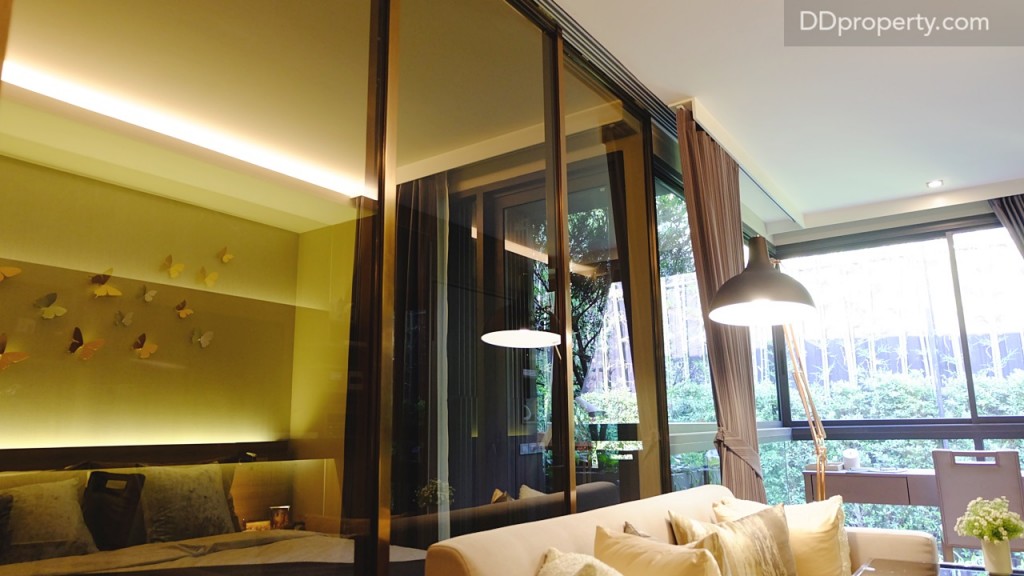 ตรงจุดระหว่างห้องนอนและ living จะมี partition กระจกเงาบานเลื่อนติดตั้งให้เพื่อกั้นโซนความเป็นส่วนตัวระหว่าง 2 ห้อง