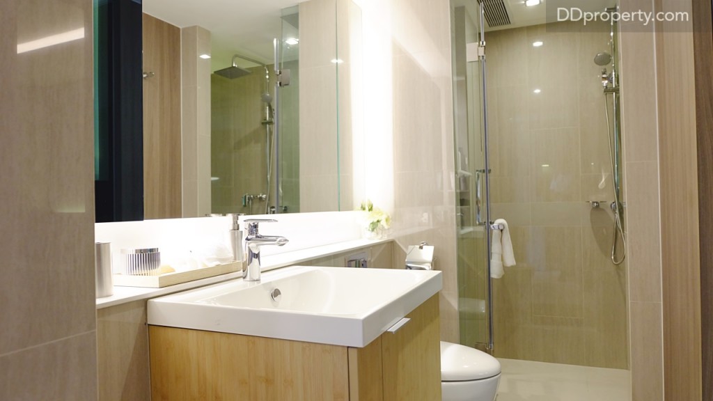 กระจกเงาและกระจก safety กั้นระหว่างโซนเปียก-แห้ง โครงการแถม ผนังเป็นกระเบื้องแกรนิตโต้ชนิดลื่น