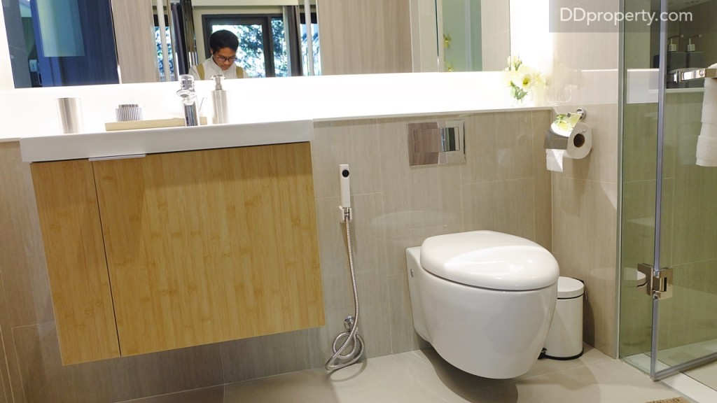 งานบิ้ลท์อินอ่างล้างหน้าให้มาพร้อมอ่างล้างหน้าแบรนด์ Kohler หรือเทียบเท่า ชักโครกเช่นเดียวกัน