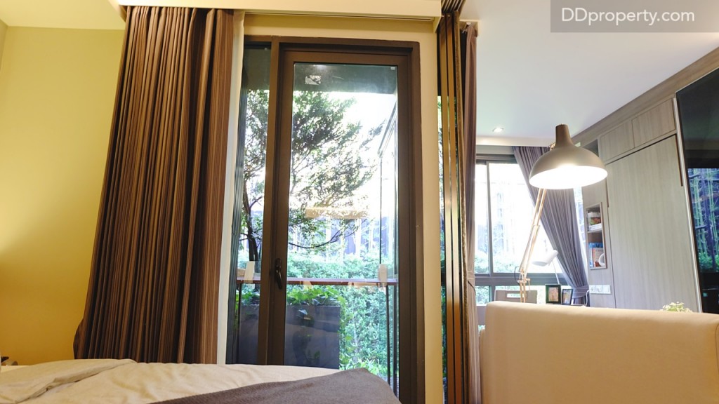 บริเวณห้องนอนมีบานเลื่อนที่เมื่อเปิดออกไปจะเป็นระเบียงส่วนตัวมองเห็นต้นไม้ขนาดใหญ่ที่โครงการนำมาประดับเพื่อให้ทุกยูนิตสามารถเห็นได้