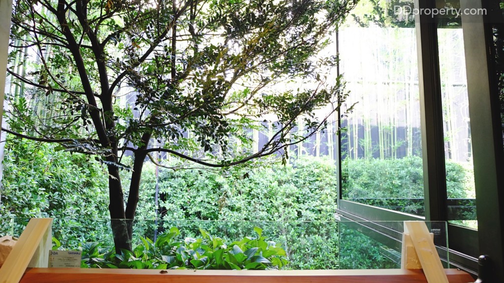 จากระเบียงสามารถมองเห็นกระจก see-through จากโซนห้องทำงานได้