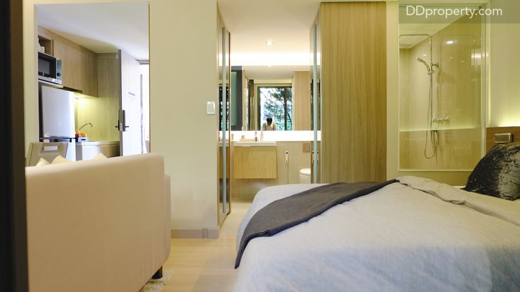 ส่วนทางฝั่งขวามือของห้องนอนเป็น semi-walkin closet เพื่อเดินเข้าสู่ห้องน้ำ