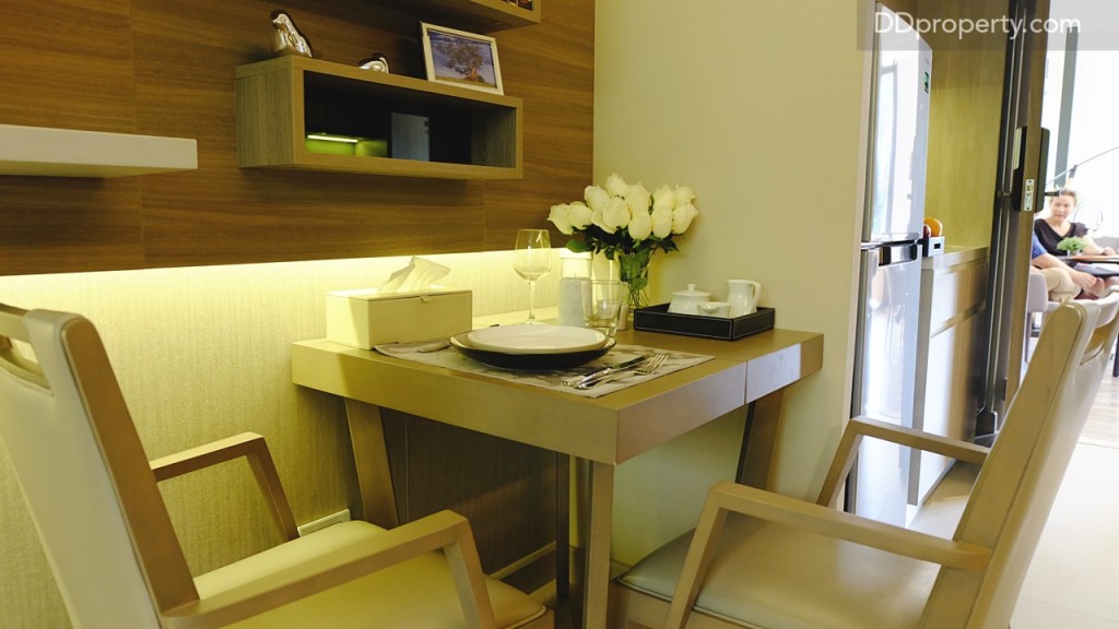 สำหรับโต๊ะทานข้าวที่แถมให้จะเป็นแบบ doublefunctional นั่นคือสามารถยืดออกเพื่อเพิ่มขนาดของตัวโต๊ะเพื่อรองรับจำนวนแขกที่เพิ่มขึ้น