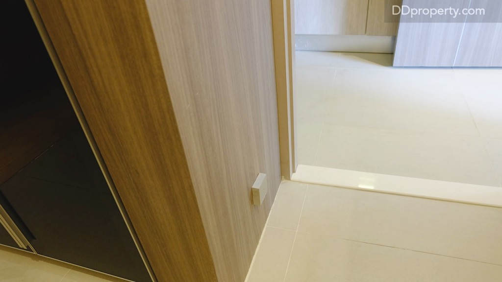 Night light ที่ประหยัดไฟกว่าเพื่อให้แสงสว่างพอดีสำหรับกลางคืนติดตั้งมาให้บริเวณทางเข้าห้องน้ำจากโซนครัว