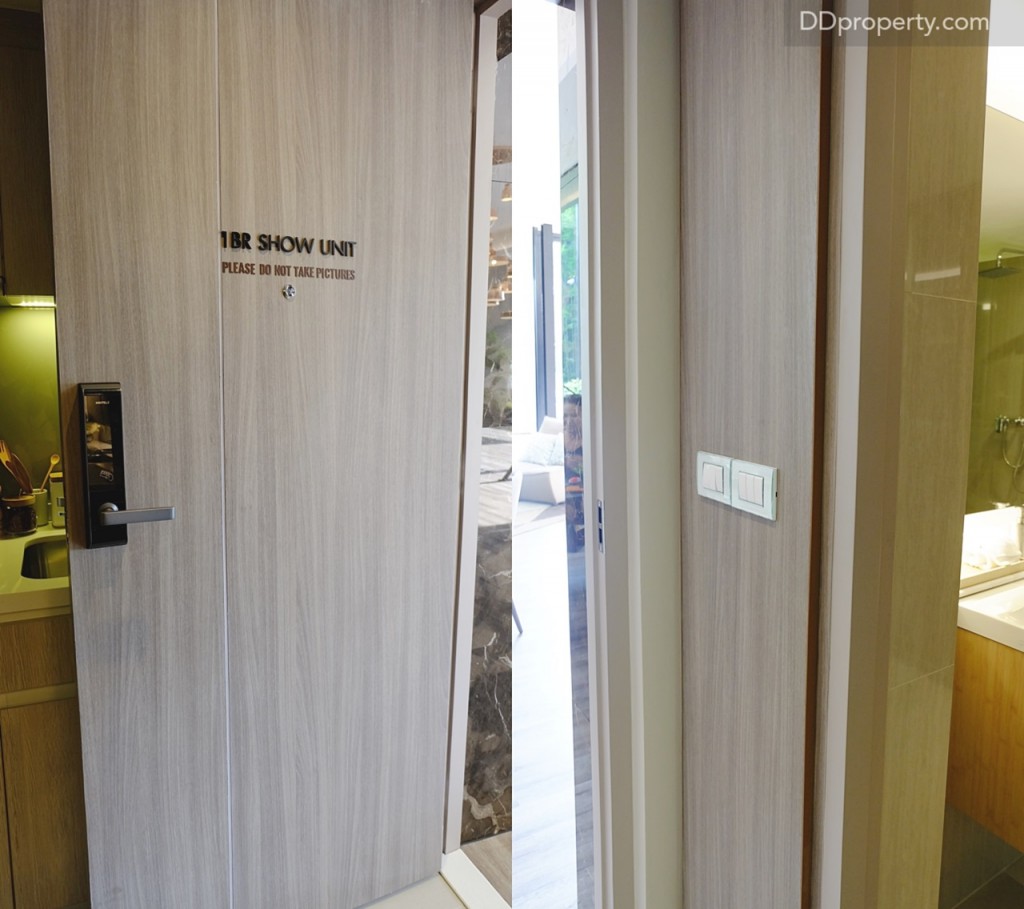 เมื่อเปิดเข้ามาผนังทางฝั่งซ้ายมือจะเป็นตำแหน่งของแผงควบคุมการเปิดปิดระบบไฟภายในห้อง