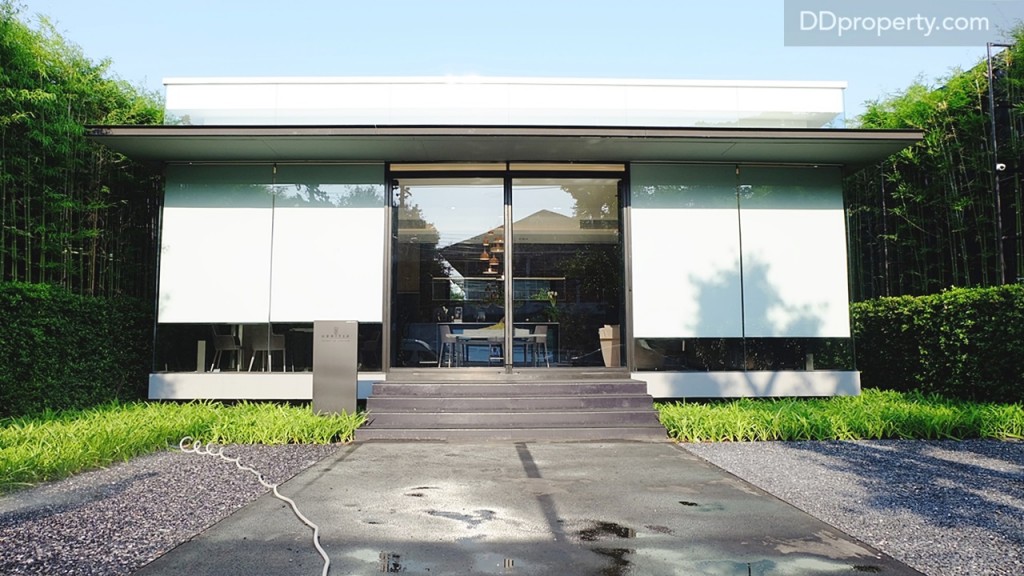 ภาพบริเวณด้านหน้าสำนักงานขายโครงการเออร์บิเทีย ทองหล่อ