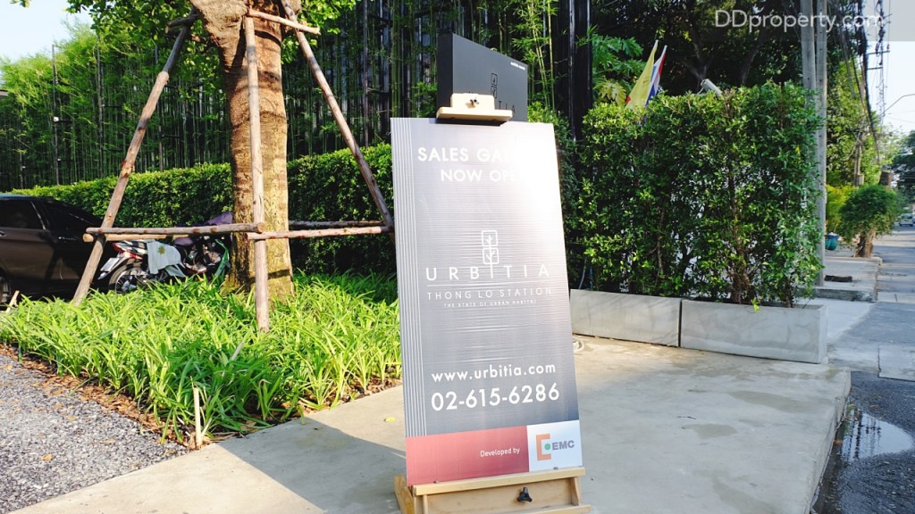 เมื่อเดินผ่านโครงการ Ashton มาประมาณ 150 เมตร จะพบสำนักงานขายโครงการเออร์บิเทีย ทองหล่อ อยู่ทางซ้ายมือ