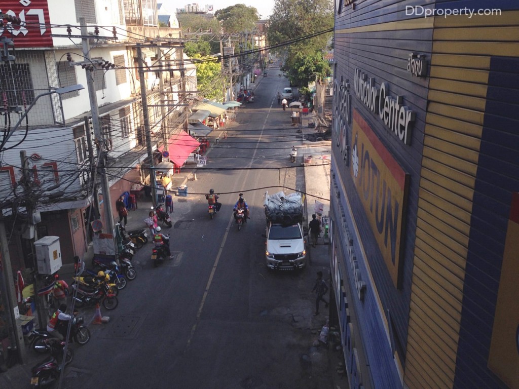 มองลงมาจะเป็นซอย 38 หรือซอยตลาดกลางคืนเก่า