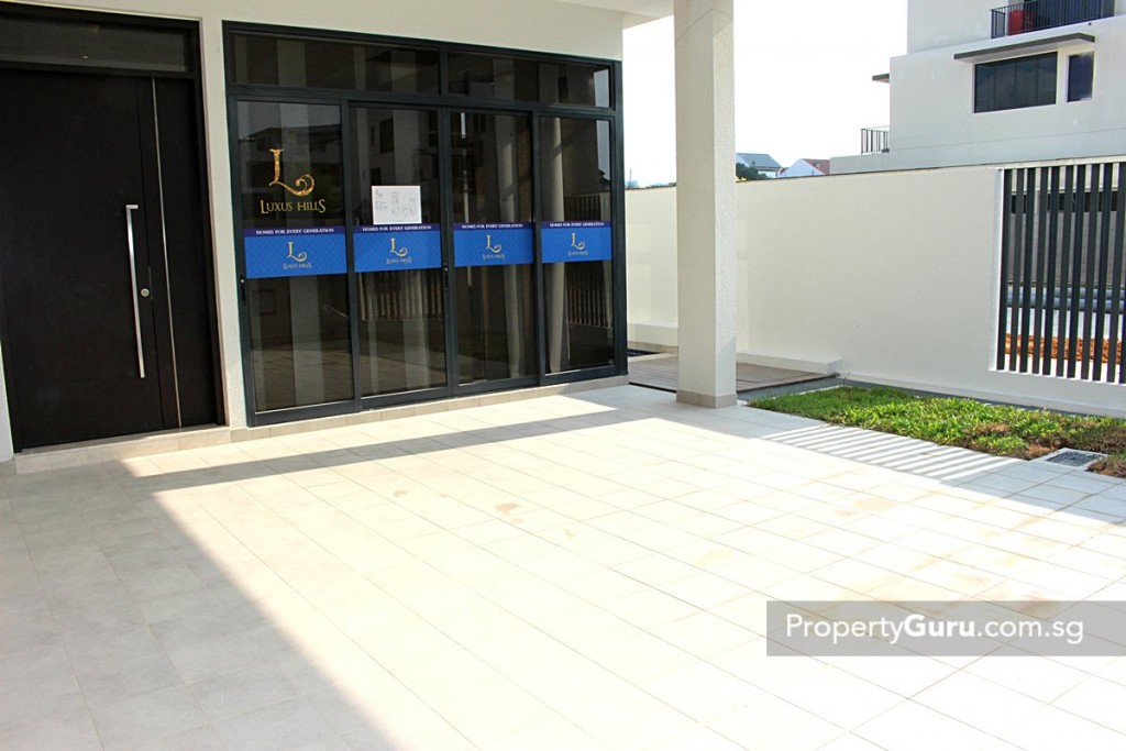 luxus hills car porch