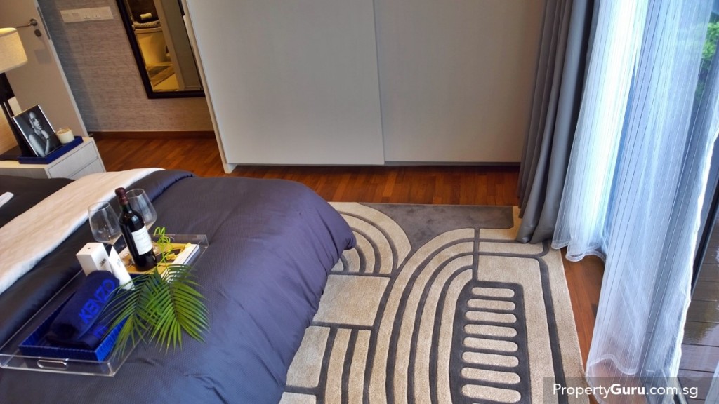 Distance from foot of bed to sliding door of balcony