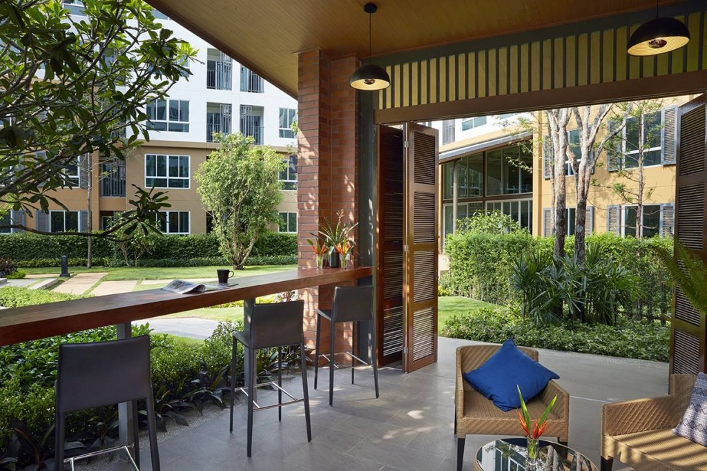 พร้อมบริเวณนั่งพักผ่อน