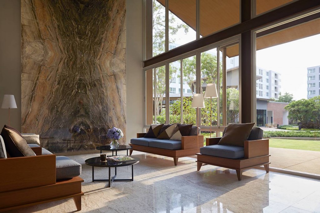 การดีไซนล็อบบี้ของทั้งอาคาร 3 อาคาร มีลักษณะที่คล้ายคลึงกัน และเป็นแบบ Double volume อีกด้วย