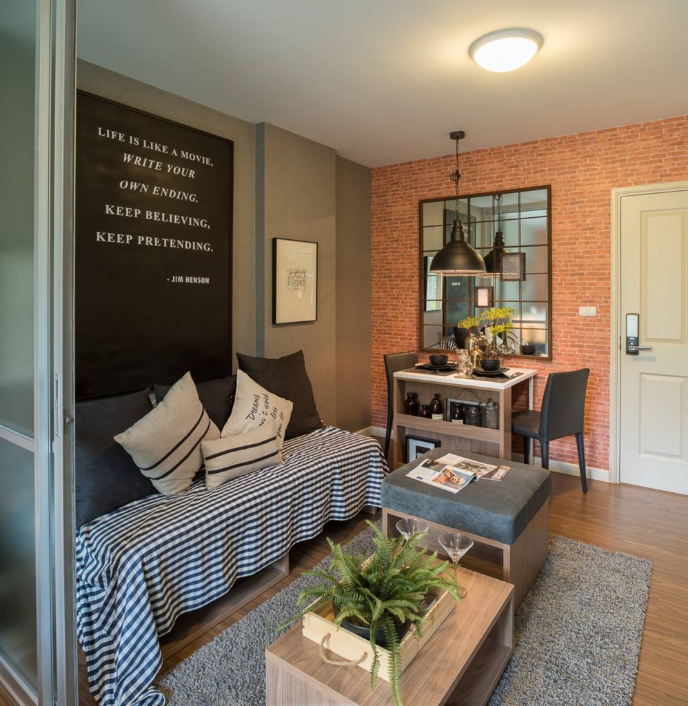 พื้นห้องเป็นลามิเนต หนา 8 มม. ที่มาพร้อมกับโซฟาขนาด 3 ที่นั่ง และโต๊ะทานอาหาร สุขภัณฑ์ห้องน้ำ อ่างล้างหน้า ชักโครก ของ American Standard