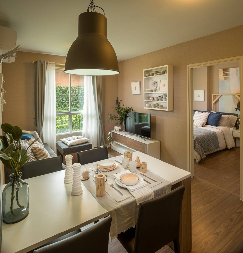 มุมมองภายในห้องตัวอย่างแบบ 1 ห้องนอนปูด้วยลามิเนต หนา 8 มม.