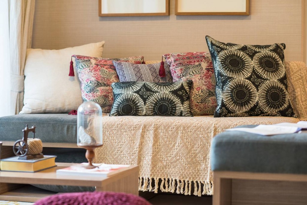 ภายในห้องให้บรรยากาศสไตล์ ทรอปิคอล เน้นเฟอร์นิเจอร์ที่เป็นลายไม้