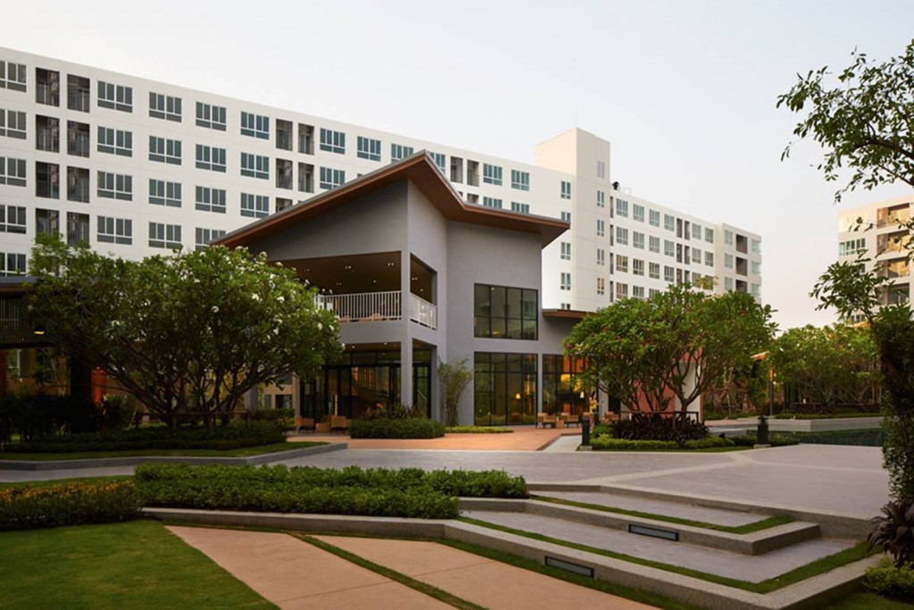 มุมมองของคลับเฮ้าส์และสวนส่วนกลางของโครงการ