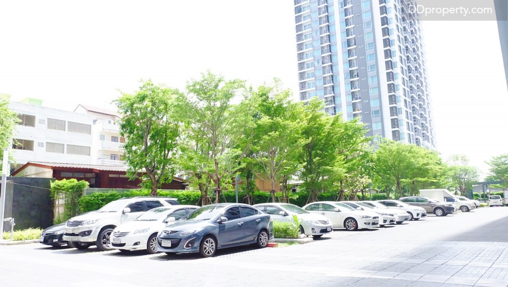 ทางเข้าพื้นที่จอดรถนอกตัวอาคาร ทั้งโซน A และ B พื้นที่จอดรถนอกตัวอาคารใช้บริเวณเดียวกัน