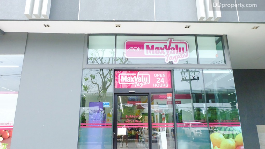 ร้านสะดวกซื้อ MaxValu  อยู่ด้านหน้าของฝั่ง A