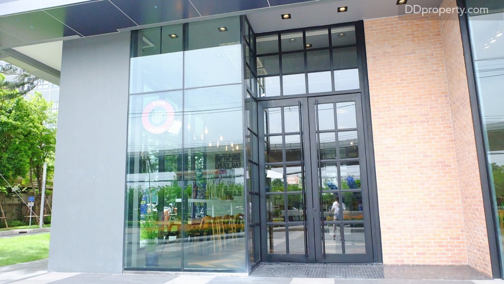 ติดกันจะเป็น True Coffee ที่มีการจัดร้านในสไตล์ co-working space