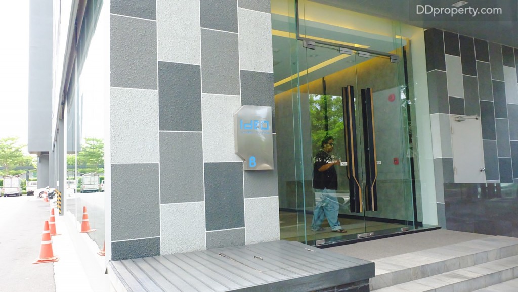 จากฝั่ง A สามารถเดินไปฝั่ง B ได้โดยใช้ทางเชื่อมได้หรือสามารถเข้าจากทางด้านล่างได้เช่นกันแต่ต้องมีคีย์การ์ดเพื่อสแกนเข้า