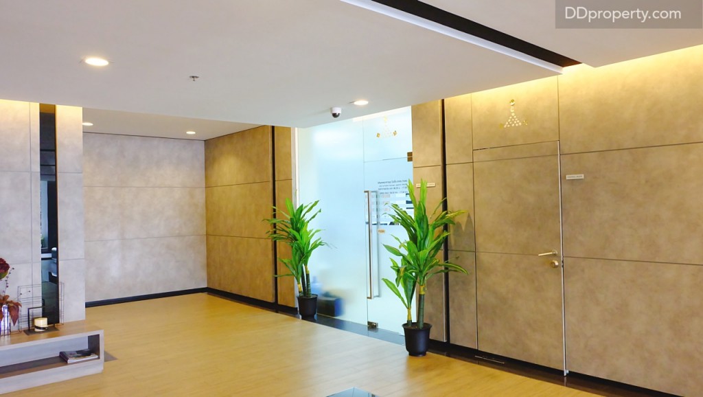 นิติบุคคลอยู่ทางริมฝั่งขวาของล็อบบี้