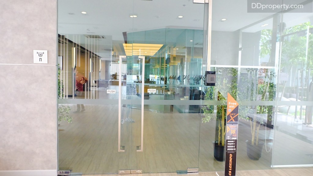 ผู้ที่จะสามารถเข้าไปพื้นที่พักอาศัยจะต้องมีคีย์การ์ดเพื่อแสกนเข้าประตู