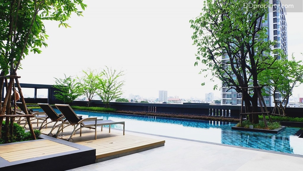 บรรยากาศที่ได้บริเวณสระว่ายน้ำเป็นวิวของโซนเมืองฝั่งตากสิน-สาทร อาคารข้างๆ ที่เห็นคือโครงการเดอะรูม สาทร-ท่าพระของค่ายแลนด์แอนด์เฮ้าส์