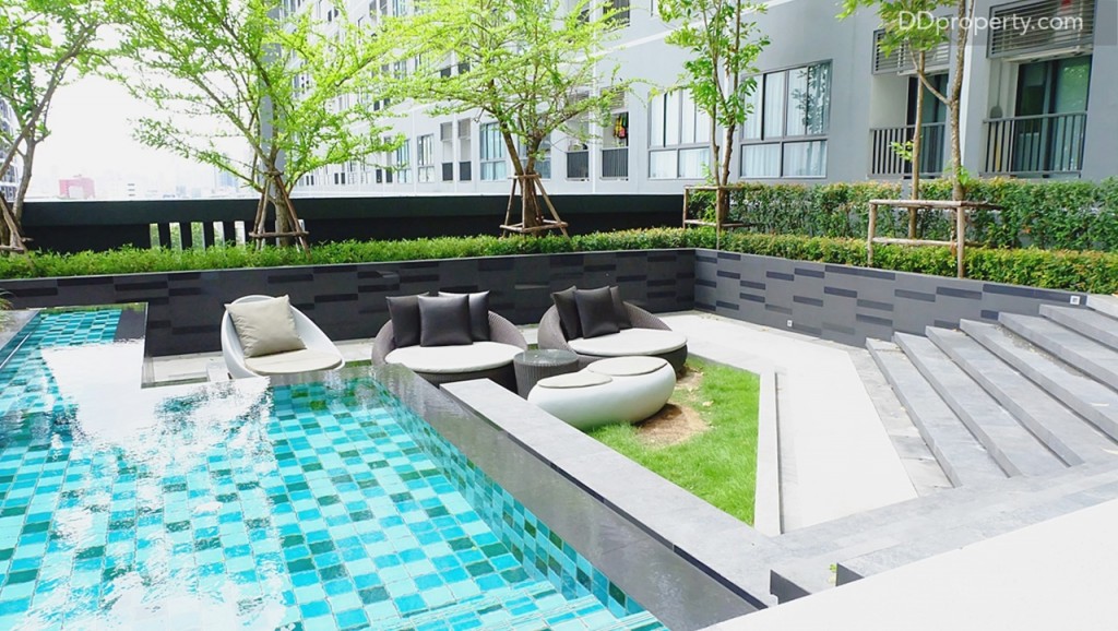 บริเวณเดียวกันยังมีพื้นที่สำหรับนั่งพักผ่อนหย่อนใจได้