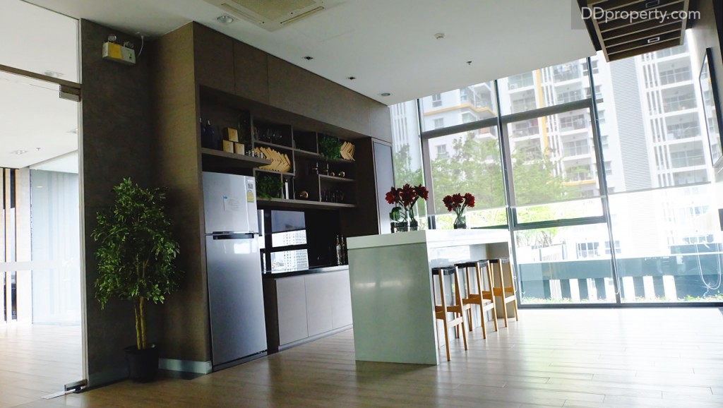 ในพื้นที่โซนนี้มีบาร์และเคาน์เตอร์พร้อมตู้เย็นสำหรับแช่เครื่องดื่มรองรับการใช้งานเผื่อใครอยากนำเครื่องดื่มส่วนตัวมาดื่มในบริเวณนี้