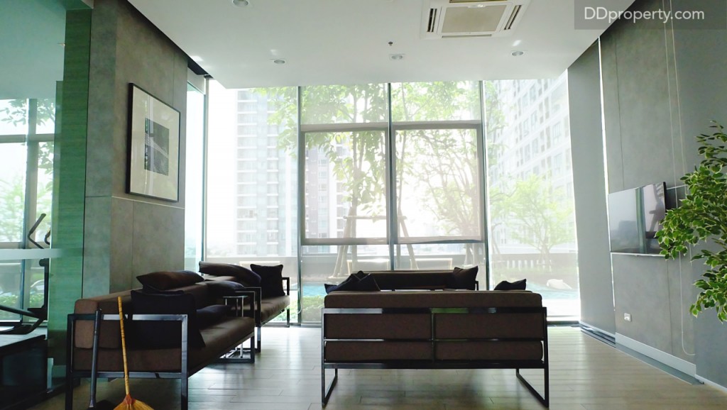 มีมุมนั่งที่สามารถมองเห็นวิวสระว่ายน้ำได้ด้วย