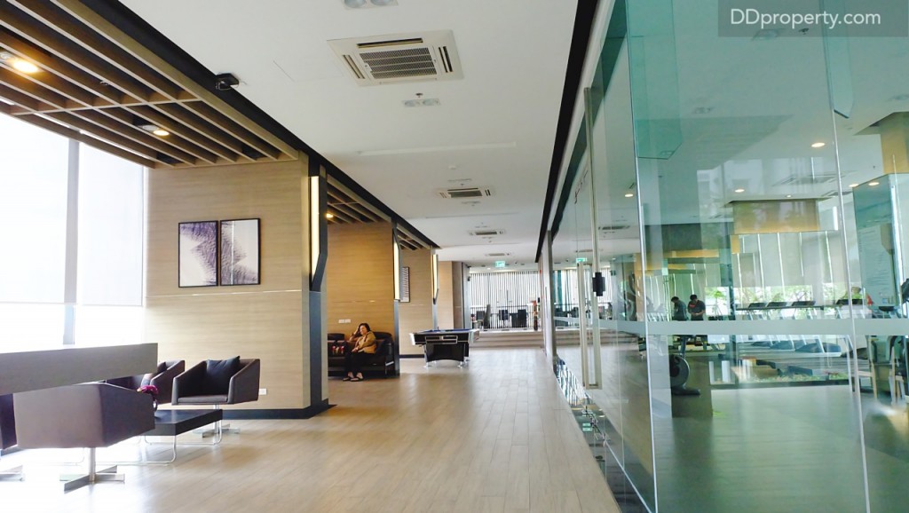 ในโซนมีการจัดวางเก้าอี้สำหรับนั่งพักผ่อนหรือสนทนากันระหว่างเพื่อนบ้าน พร้อมมีทีวีไว้ดูเพลินๆ  เดินตรงเข้าไปจะเป็นโซนสำหรับนั่งทำงานแบบเป็นส่วนตัวและแบบรวม