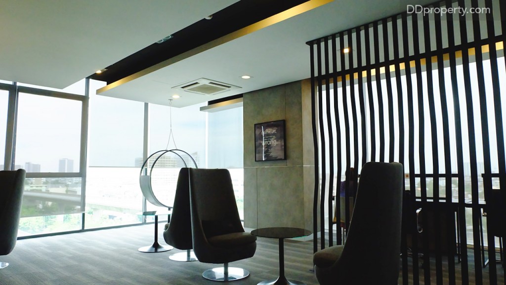 พื้นที่ co-working space ที่มีทั้งโซนที่เป็นส่วนตัวนั่นคือมีกระจกกั้นและส่วนที่เป็นที่นั่งรวมเพื่อการแลกเปลี่ยนความคิดกัน