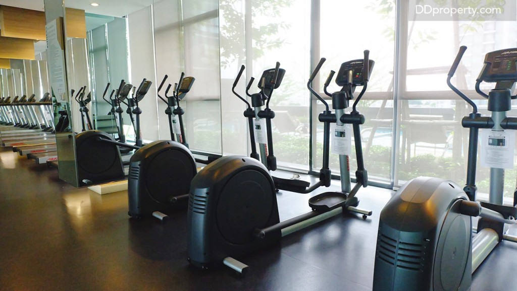 ลู่วิ่งพร้อมวิวสระว่ายน้ำ