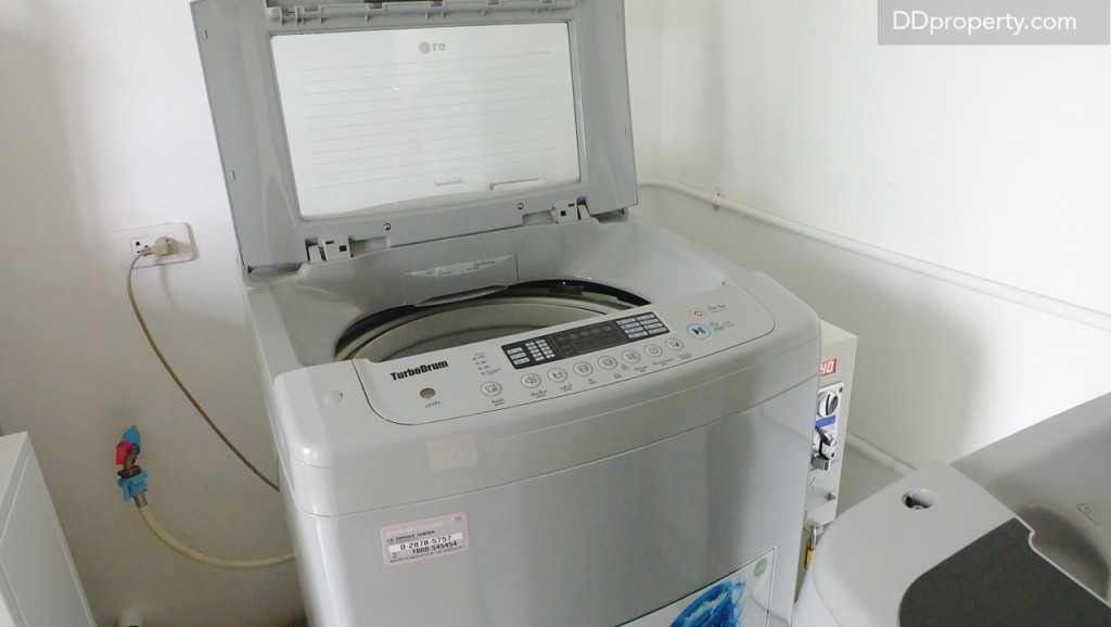 ห้องซักผ้า ที่มีบริการทั้งเครื่องซักผ้าและปั่นแห้งรวมถึงตู้กดน้ำบริการลูกบ้าน