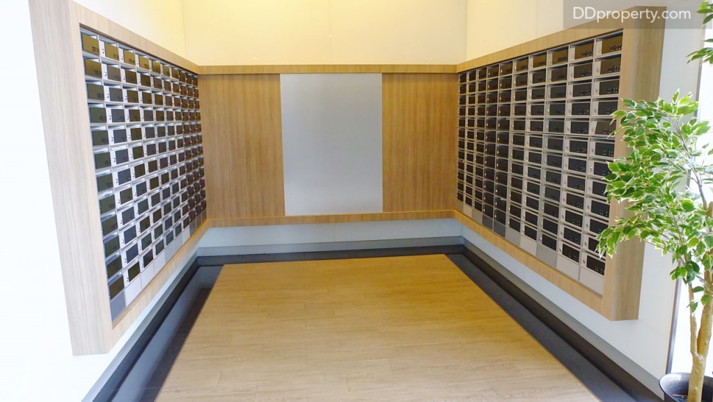 สำหรับทางฝั่งซ้ายมือเมื่อเปิดประตูเข้ามาเป็นโซนห้องเก็บจดหมายของลูกบ้าน