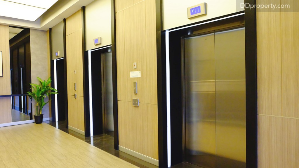 ทางฝั่ง A จะมีลิฟท์สำหรับลูกบ้านด้วยกัน 3 ตัว ซึ่งลูกบ้านต้องใช้คีย์การ์ดสแกนเพื่อระบุชั้นที่จะไป